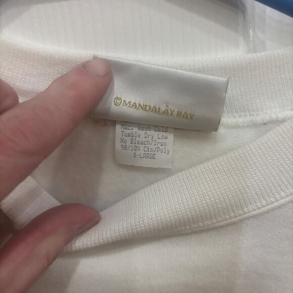 Mandalay Bay Las Vegas Embroidered Crewneck Sweatshirt – Cream/White – Pre-Owned - Picture 3 of 4